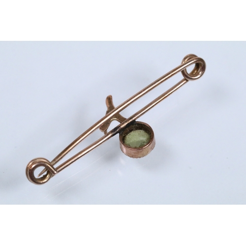 137 - Group of jewellery to include a 9ct gold cross pendant (marked 9ct to clasp), 9ct and green stone ba... 