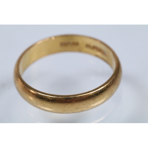 157 - 22ct gold wedding band ring of plain D form. Hallmarked London 1959. Size M.