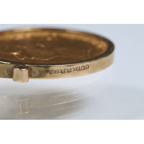 165 - 1876 Victorian full sovereign coin set into a 9ct gold mount with rope twist necklace chain and spri... 