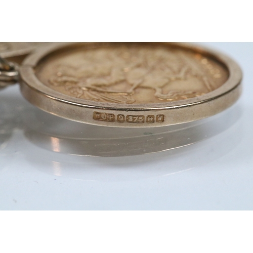 124 - 9ct gold gate link bracelet with heart padlock clasp, having a 1906 half sovereign set to clasp. Bra... 