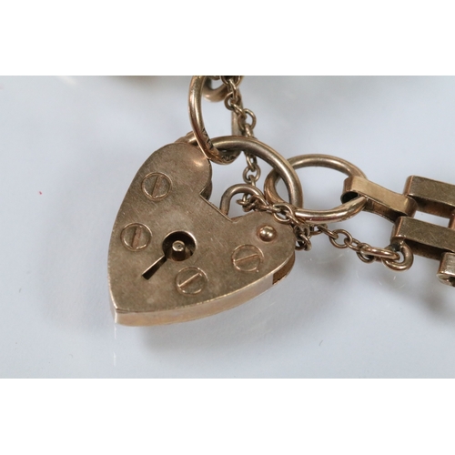124 - 9ct gold gate link bracelet with heart padlock clasp, having a 1906 half sovereign set to clasp. Bra... 