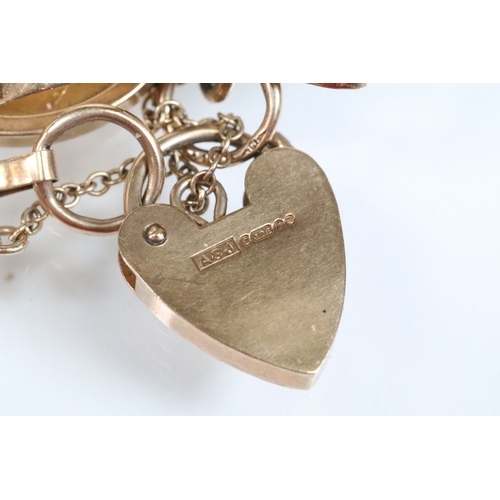 124 - 9ct gold gate link bracelet with heart padlock clasp, having a 1906 half sovereign set to clasp. Bra... 