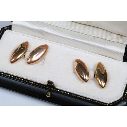 132 - Pair of 15ct gold cufflinks having lozenge shaped heads united by chains. Marked 15ct. Measures 2cm ... 