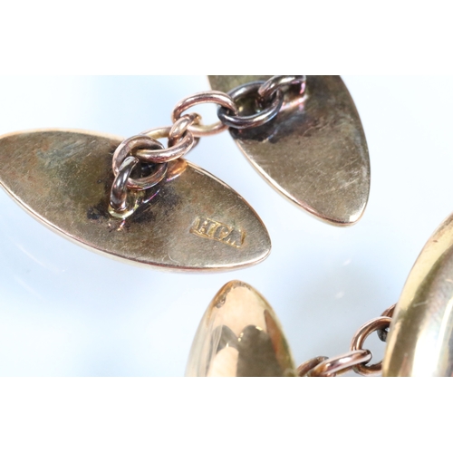 132 - Pair of 15ct gold cufflinks having lozenge shaped heads united by chains. Marked 15ct. Measures 2cm ... 