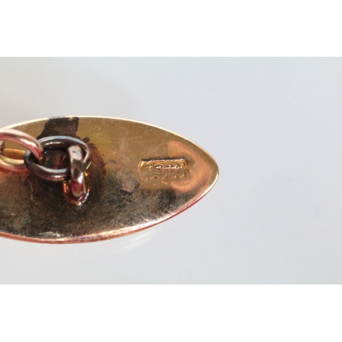 132 - Pair of 15ct gold cufflinks having lozenge shaped heads united by chains. Marked 15ct. Measures 2cm ... 