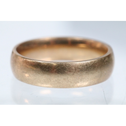 133 - 9ct gold wedding band ring of plain form. Hallmarked London 1995. Size M.5.