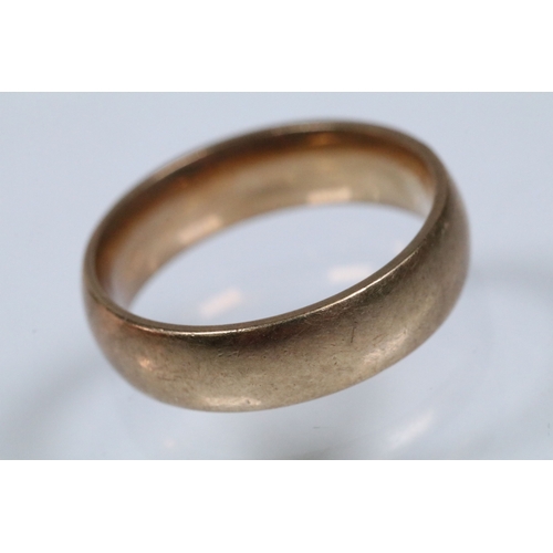 133 - 9ct gold wedding band ring of plain form. Hallmarked London 1995. Size M.5.