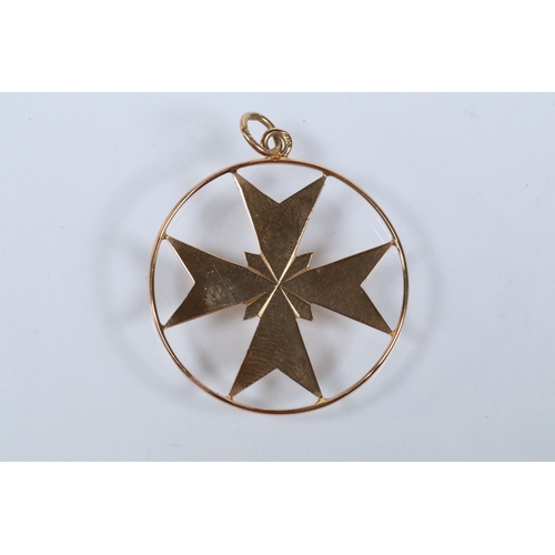 137 - Group of jewellery to include a 9ct gold cross pendant (marked 9ct to clasp), 9ct and green stone ba... 