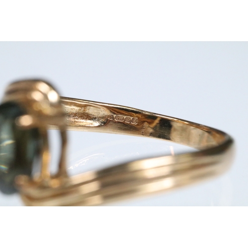 148 - 9ct gold and green tourmaline cross over ring set with an oval cut tourmaline to the centre. Hallmar... 