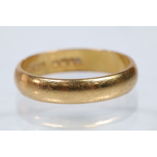 157 - 22ct gold wedding band ring of plain D form. Hallmarked London 1959. Size M.