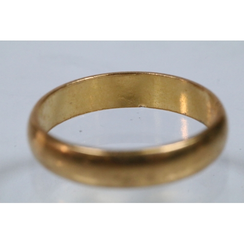 157 - 22ct gold wedding band ring of plain D form. Hallmarked London 1959. Size M.
