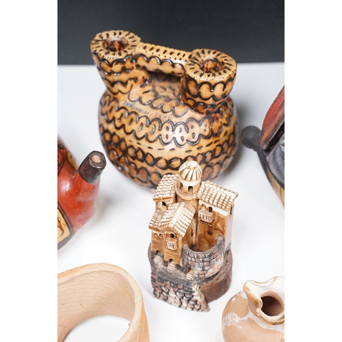 Collection of assorted Peruvian artefacts, necklaces and figurines (1 box)