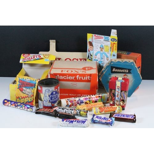 416 - Collection of vintage advertising sweet display boxes, some with contents, also with a 'Closing/Clos... 