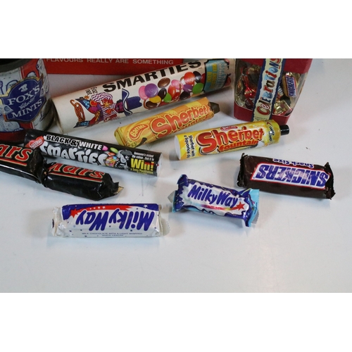 416 - Collection of vintage advertising sweet display boxes, some with contents, also with a 'Closing/Clos... 