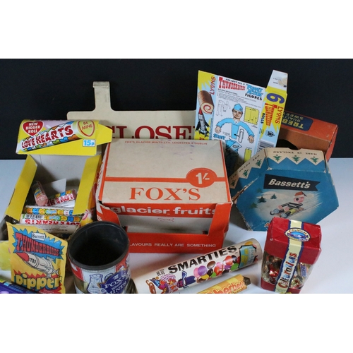 416 - Collection of vintage advertising sweet display boxes, some with contents, also with a 'Closing/Clos... 
