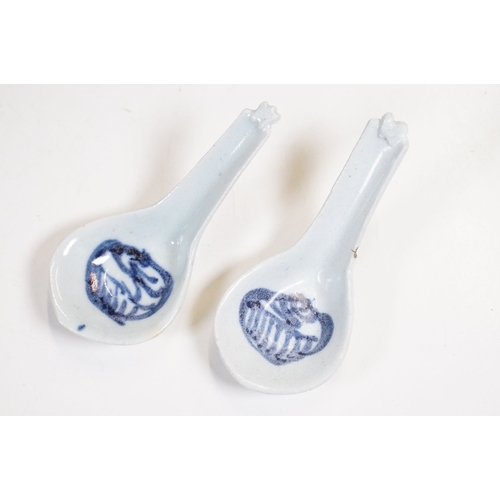 42 - Early 18th century Ca Mau shipwreck small lidded pot, diameter 6.5cm together with four 'Desaru Ship... 