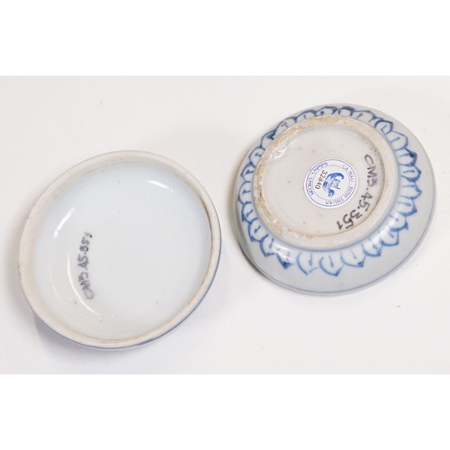 42 - Early 18th century Ca Mau shipwreck small lidded pot, diameter 6.5cm together with four 'Desaru Ship... 