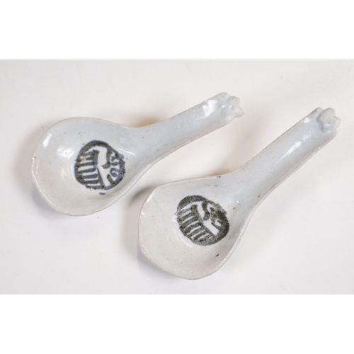 42 - Early 18th century Ca Mau shipwreck small lidded pot, diameter 6.5cm together with four 'Desaru Ship... 