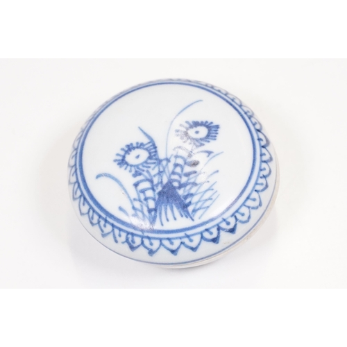 42 - Early 18th century Ca Mau shipwreck small lidded pot, diameter 6.5cm together with four 'Desaru Ship... 