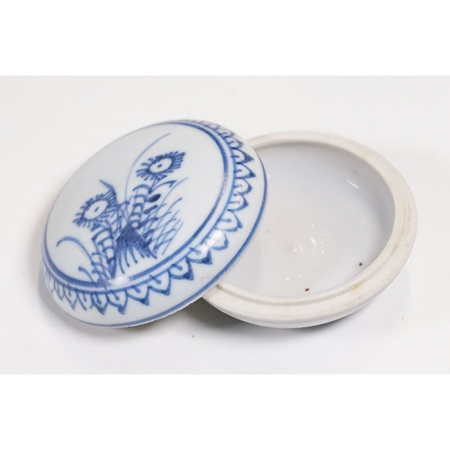 42 - Early 18th century Ca Mau shipwreck small lidded pot, diameter 6.5cm together with four 'Desaru Ship... 