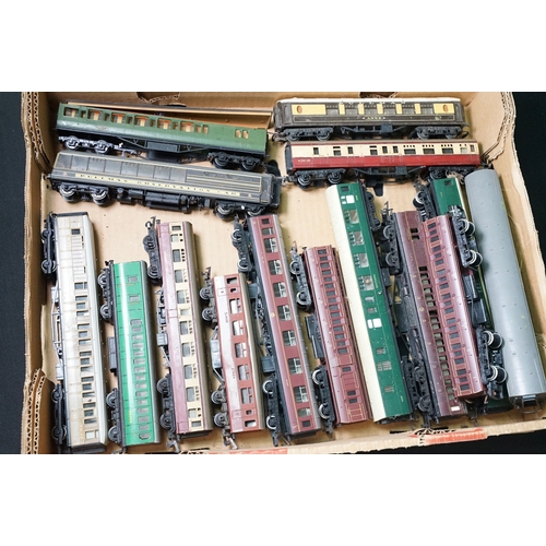 37 - 40 OO gauge items of rolling stock, all various coaches to include Hornby Dublo, Hornby, Triang, Lim... 