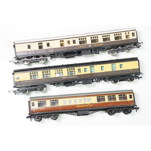 37 - 40 OO gauge items of rolling stock, all various coaches to include Hornby Dublo, Hornby, Triang, Lim... 