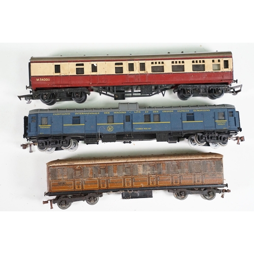 37 - 40 OO gauge items of rolling stock, all various coaches to include Hornby Dublo, Hornby, Triang, Lim... 