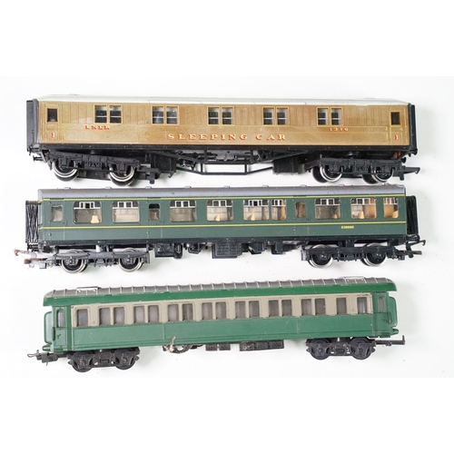 37 - 40 OO gauge items of rolling stock, all various coaches to include Hornby Dublo, Hornby, Triang, Lim... 