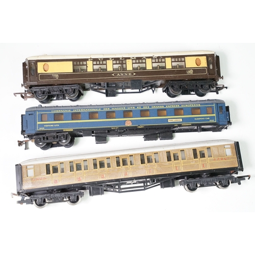 37 - 40 OO gauge items of rolling stock, all various coaches to include Hornby Dublo, Hornby, Triang, Lim... 