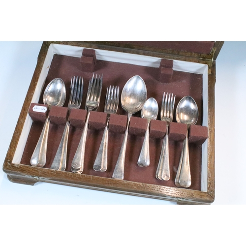 351 - Canteen of cutlery by Lewis Rose & Co Sheffield, within oak case