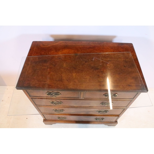 563 - 20th century burr walnut bachelor's chest, in the Georgian style, having two short and three long dr... 