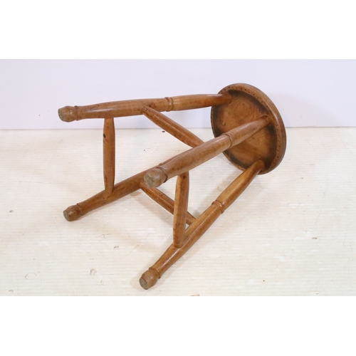 627 - 20th century vintage oak and elm kitchen stool, having round top on turned legs, W 37cm x H 58cm