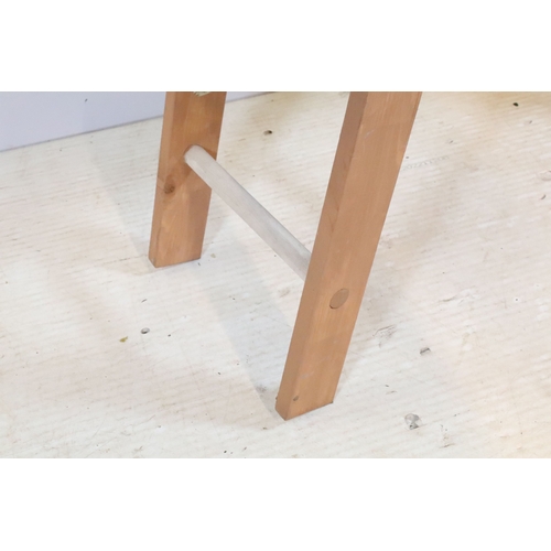 646 - Wooden part painted ladder display shelf, the hinged ladders holding three graduated pine shelves, 1... 