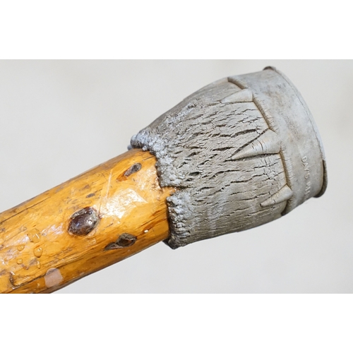 142 - Vintage folk art walking stick, the handle carved in the form of a 17th/18th century boot with buckl... 