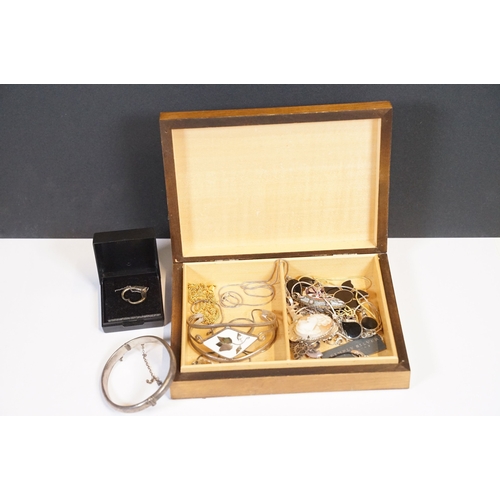 207 - A collection of costume and sterling silver jewellery to include Cameo brooch, bangles, necklaces ..... 