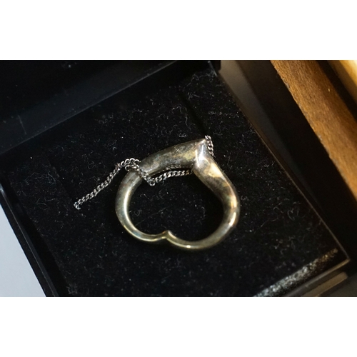 207 - A collection of costume and sterling silver jewellery to include Cameo brooch, bangles, necklaces ..... 