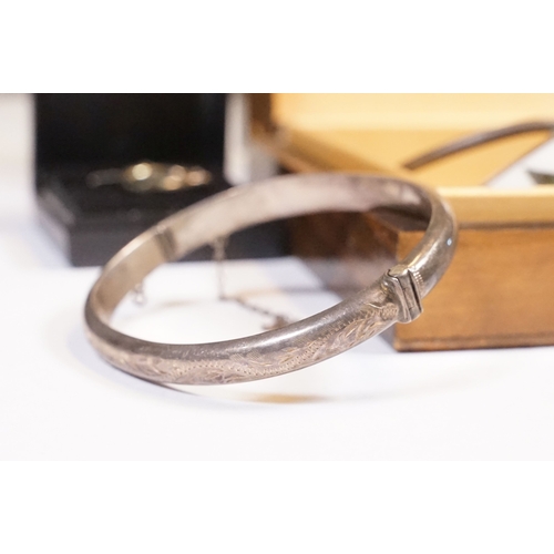 207 - A collection of costume and sterling silver jewellery to include Cameo brooch, bangles, necklaces ..... 