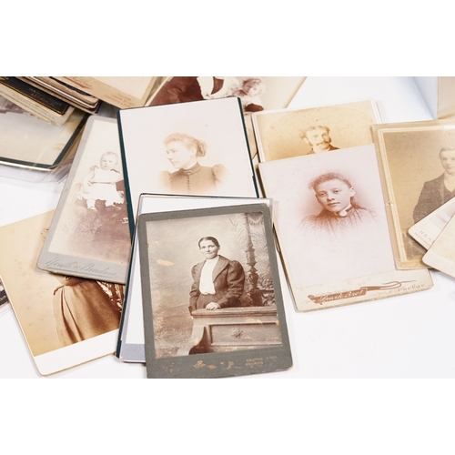 277 - A large collection of carte De Viste / CDV cabinet cards of various sizes to include People and Topo... 