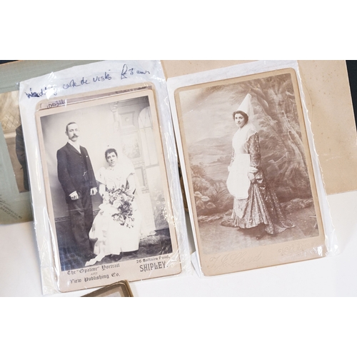 277 - A large collection of carte De Viste / CDV cabinet cards of various sizes to include People and Topo... 