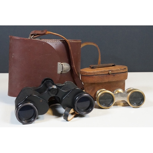 289 - A pair of Carl Zeiss Jena Jenoptem 8x30W field binoculars within original case together with a pair ... 