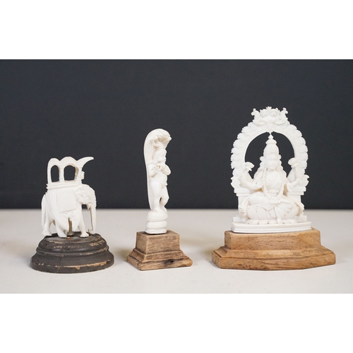 295 - A small group of mixed collectables to include vesta cases, pipe tampers, powder compact, coins ...e... 