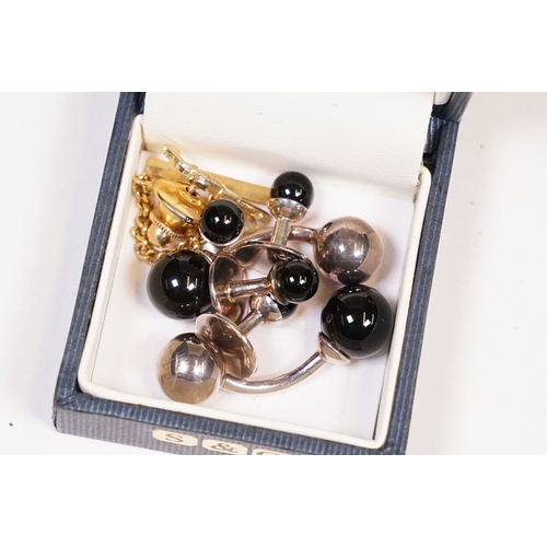 304 - A small collection of mixed costume jewellery together with a selection of watches to include a Accu... 