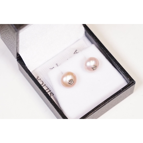 304 - A small collection of mixed costume jewellery together with a selection of watches to include a Accu... 