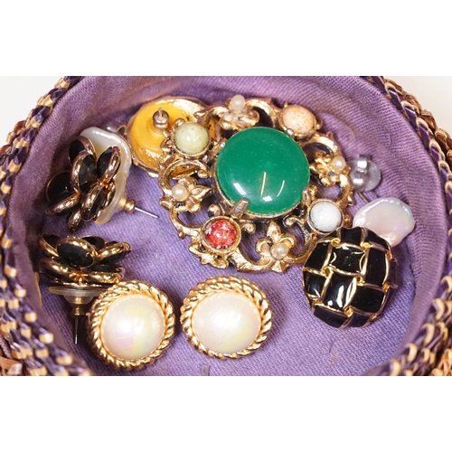 304 - A small collection of mixed costume jewellery together with a selection of watches to include a Accu... 