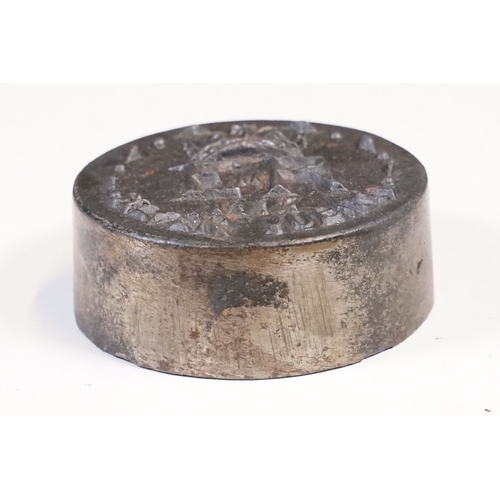 313 - A collection of four cast iron weights commemorating the 1977 silver jubilee of Queen Elizabeth II, ... 