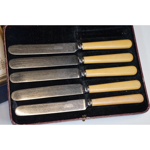 418 - A large collection of Carte De Viste / CDV calling card photographs contained within four fitted alb... 