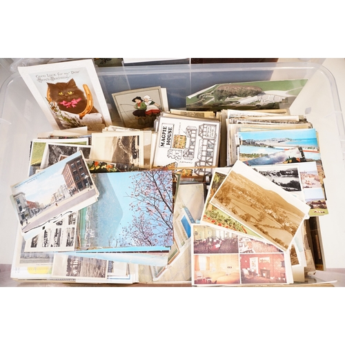 429 - A large collection of early to mid 20th century postcards to include printed and real photo examples... 