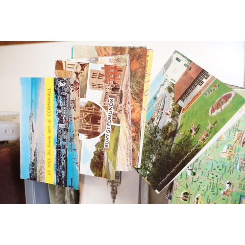 429 - A large collection of early to mid 20th century postcards to include printed and real photo examples... 