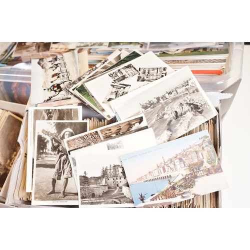 431 - A large collection of early to mid 20th century postcards to include printed and real photo examples... 