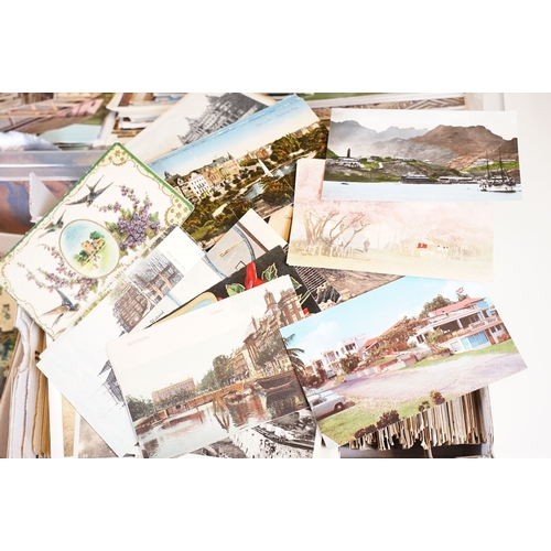 431 - A large collection of early to mid 20th century postcards to include printed and real photo examples... 